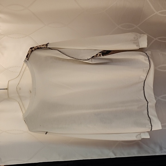 Women's size medium, Creamy white with leopard print - Picture 3 of 3